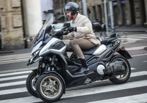 moto de tres ruedas por ciudad