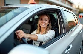 Simulación de examen práctico de conducir en autoescuela para aprobarlo